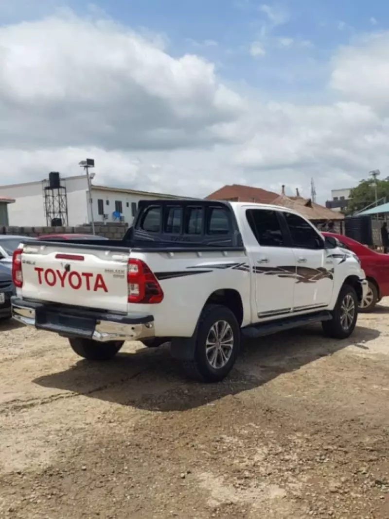 Toyota Hilux   - 2023