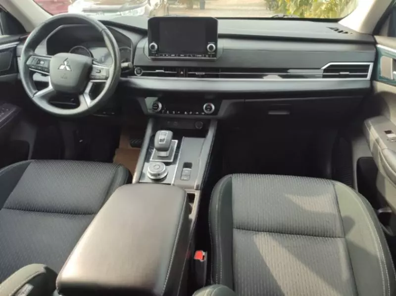 Mitsubishi Outlander   - 2022