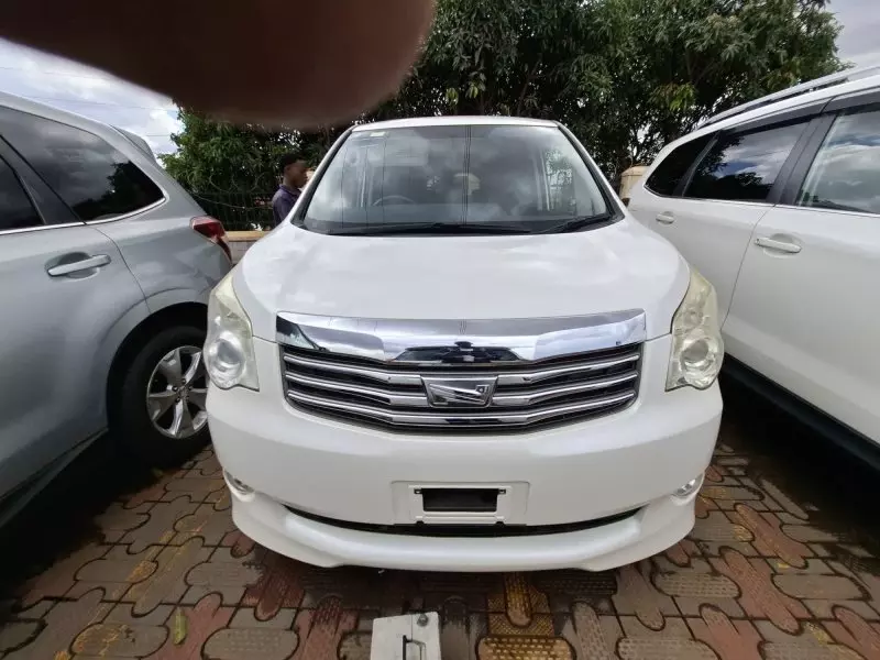 Toyota Noah - 2012