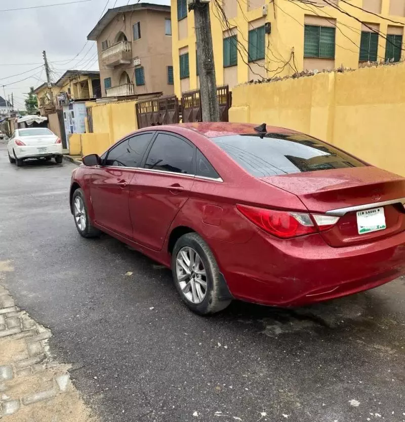 Hyundai Sonata   - 2011