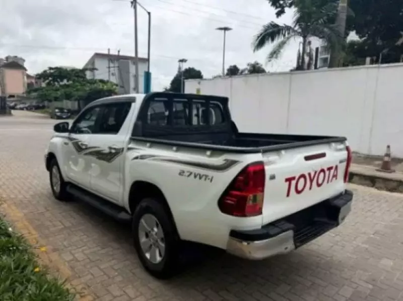 Toyota Hilux    - 2017