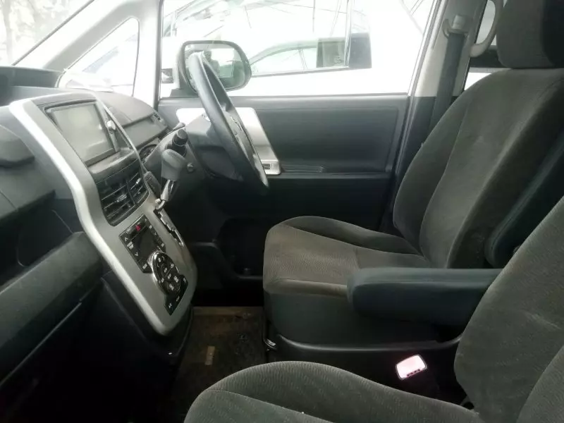 TOYOTA Noah - 2011