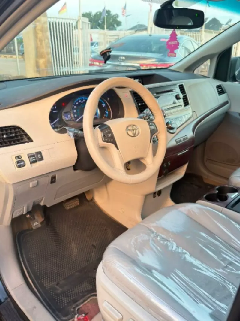 Toyota Sienna   - 2011