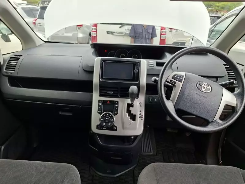 Toyota Noah - 2012