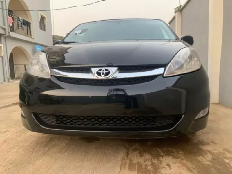 Toyota Sienna   - 2010