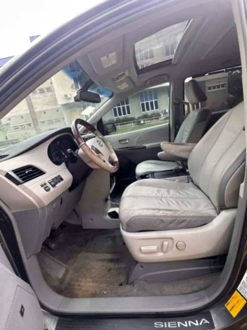 Toyota Sienna   - 2011