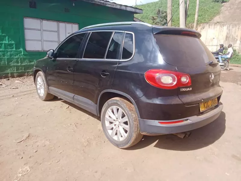 Volkswagen Tiguan   - 2011