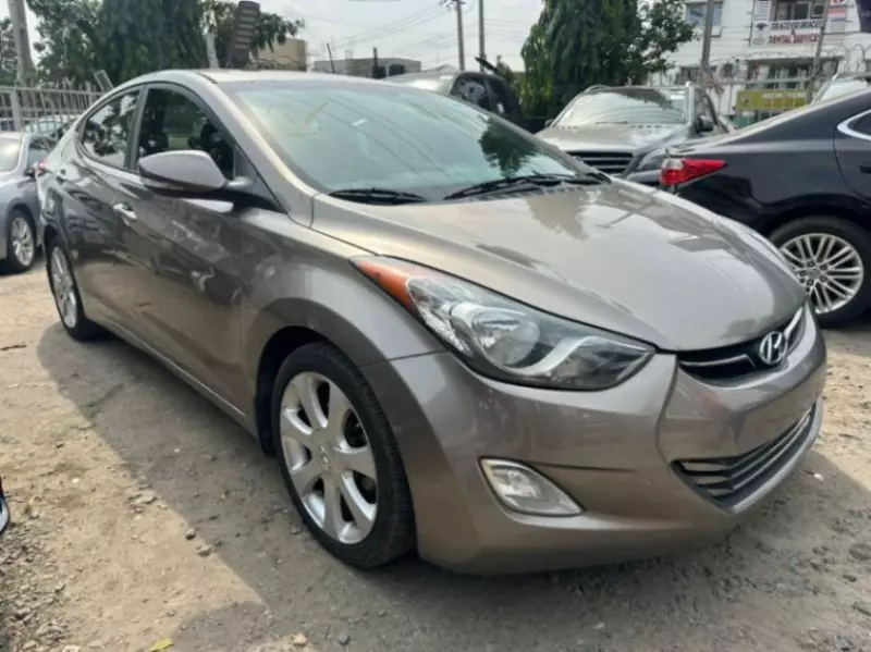 Hyundai Elantra   - 2013