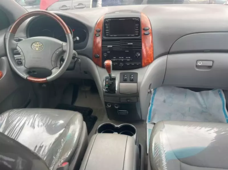 TOYOTA Sienna   - 2010