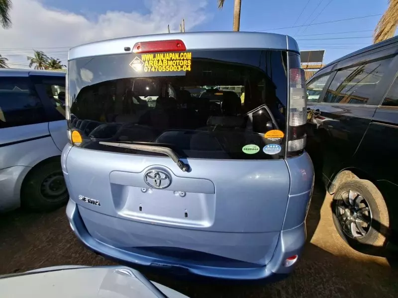 Toyota Sienta - 2012