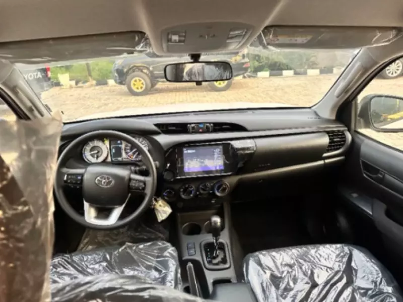 TOYOTA Hilux   - 2025