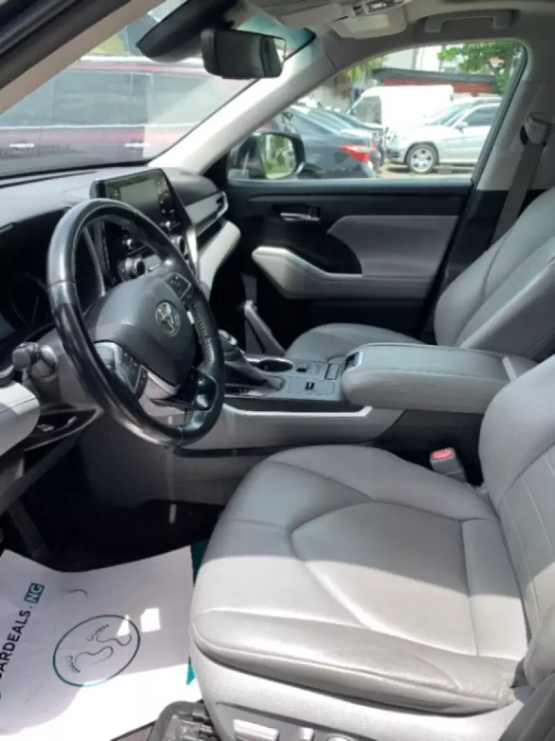 Toyota Highlander   - 2020