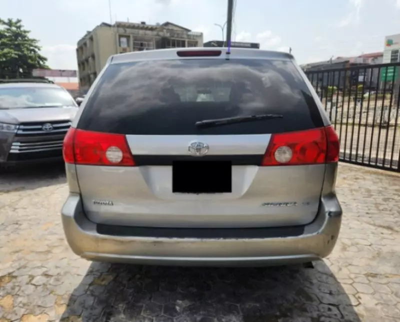 Toyota Sienna   - 2010