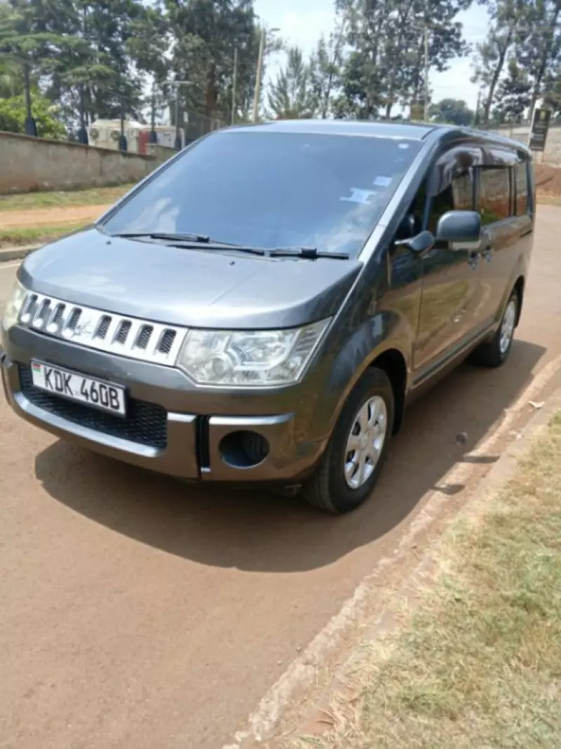 Mitsubishi Delica    - 2015