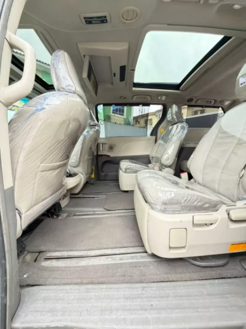 TOYOTA Sienna - 2011