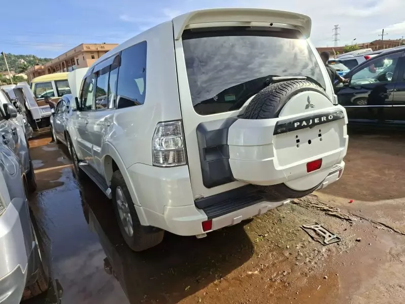 Mitsubishi Pajero   - 2015