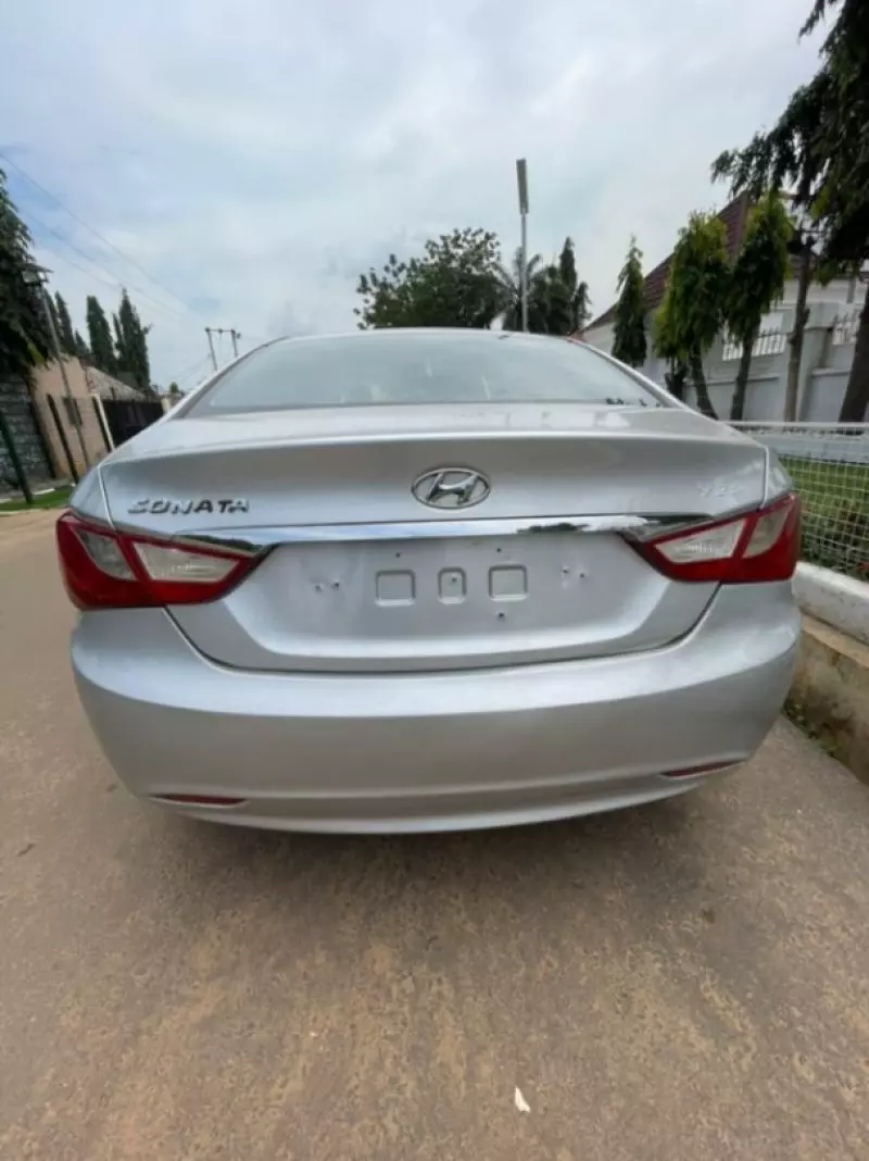 Hyundai Sonata   - 2010