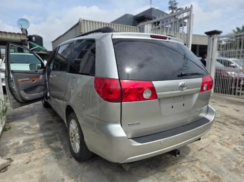 Toyota Sienna - 2009