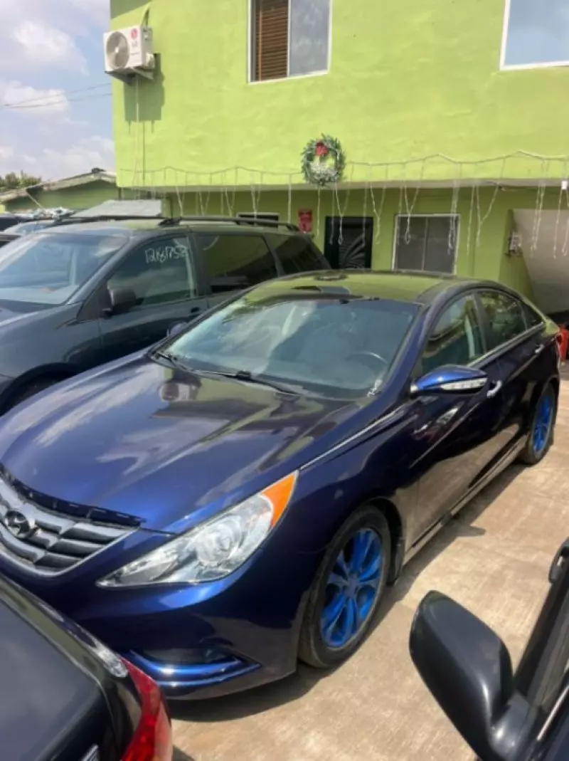 Hyundai Sonata   - 2012