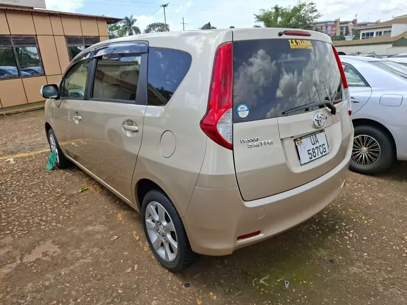Toyota Passo Sette   - 2010