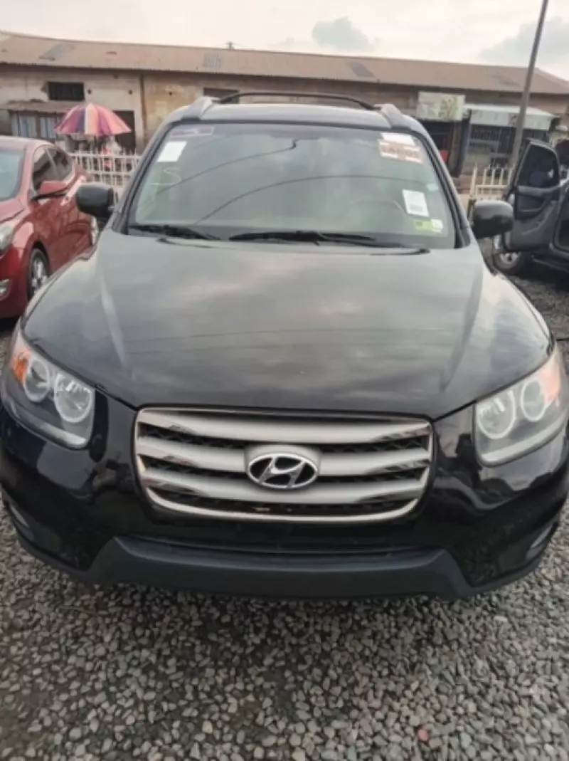 Hyundai Santa Fe   - 2012