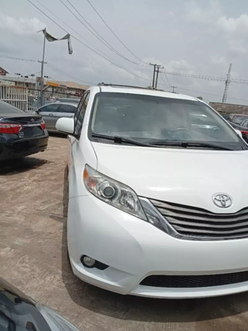 Toyota Sienna   - 2011