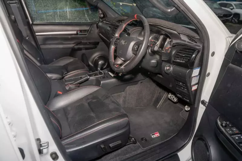 TOYOTA Hilux   - 2023