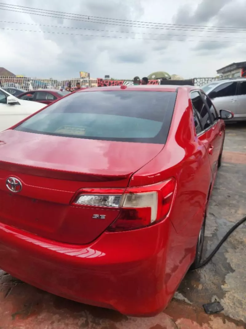 Toyota camry   - 2012