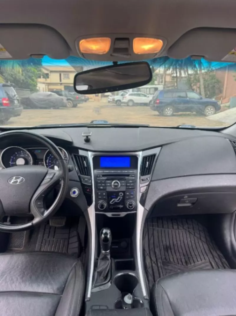 Hyundai Sonata   - 2011