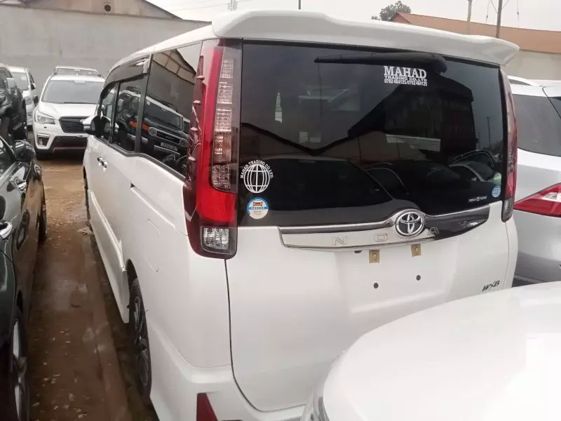 Toyota Noah   - 2017