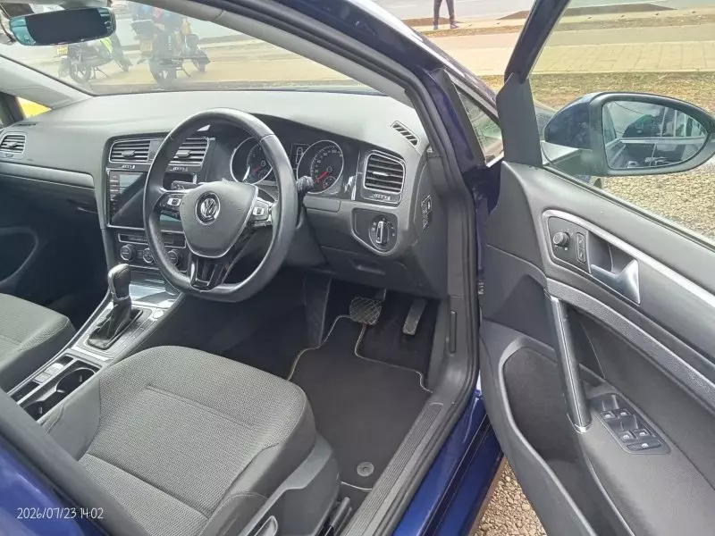 Volkswagen Golf   - 2015