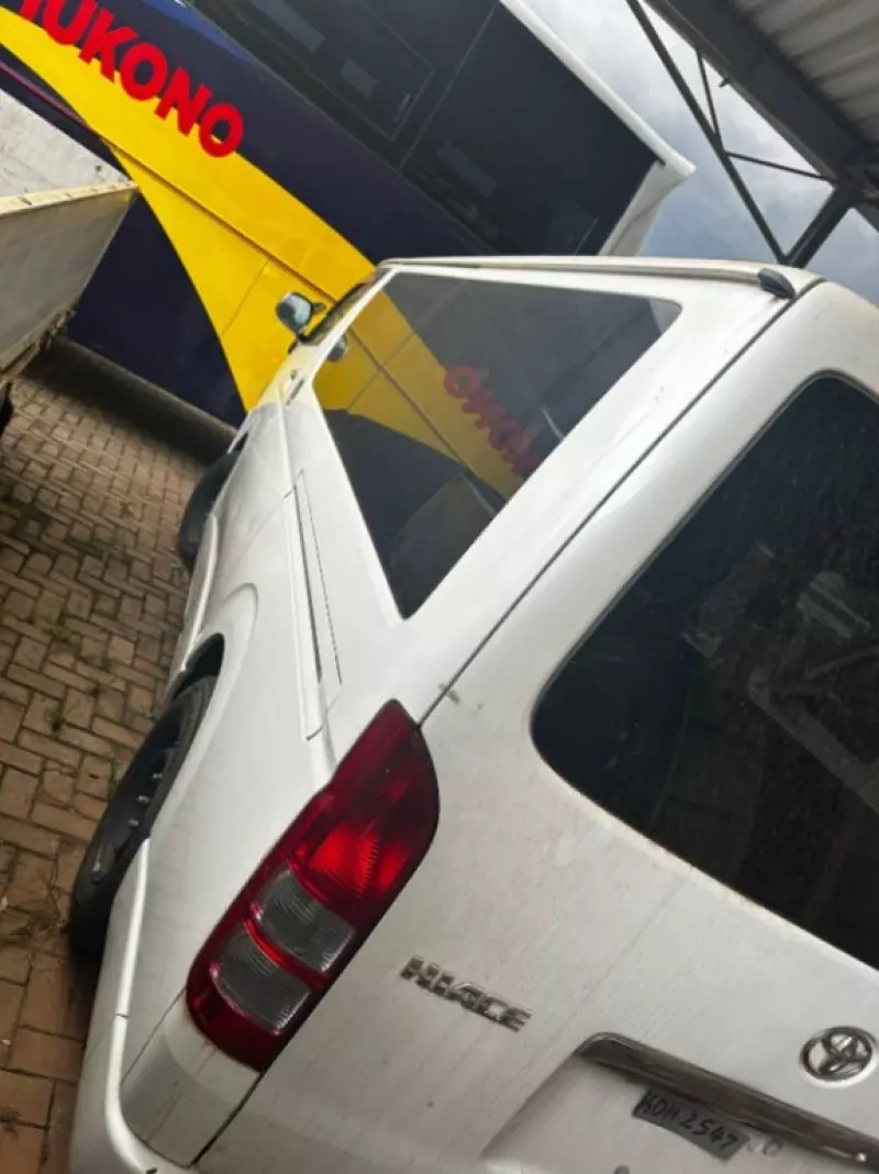 Toyota Hiace   - 2012