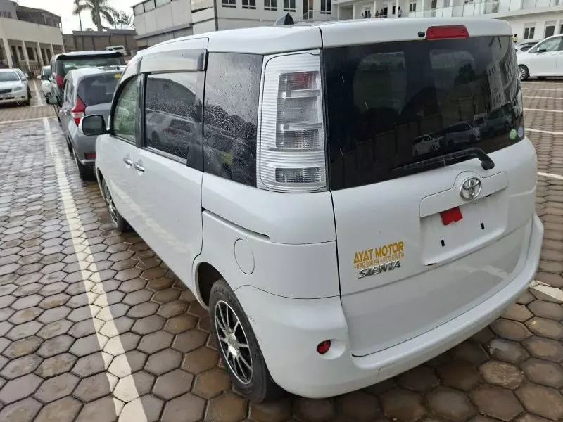 Toyota Sienta   - 2012
