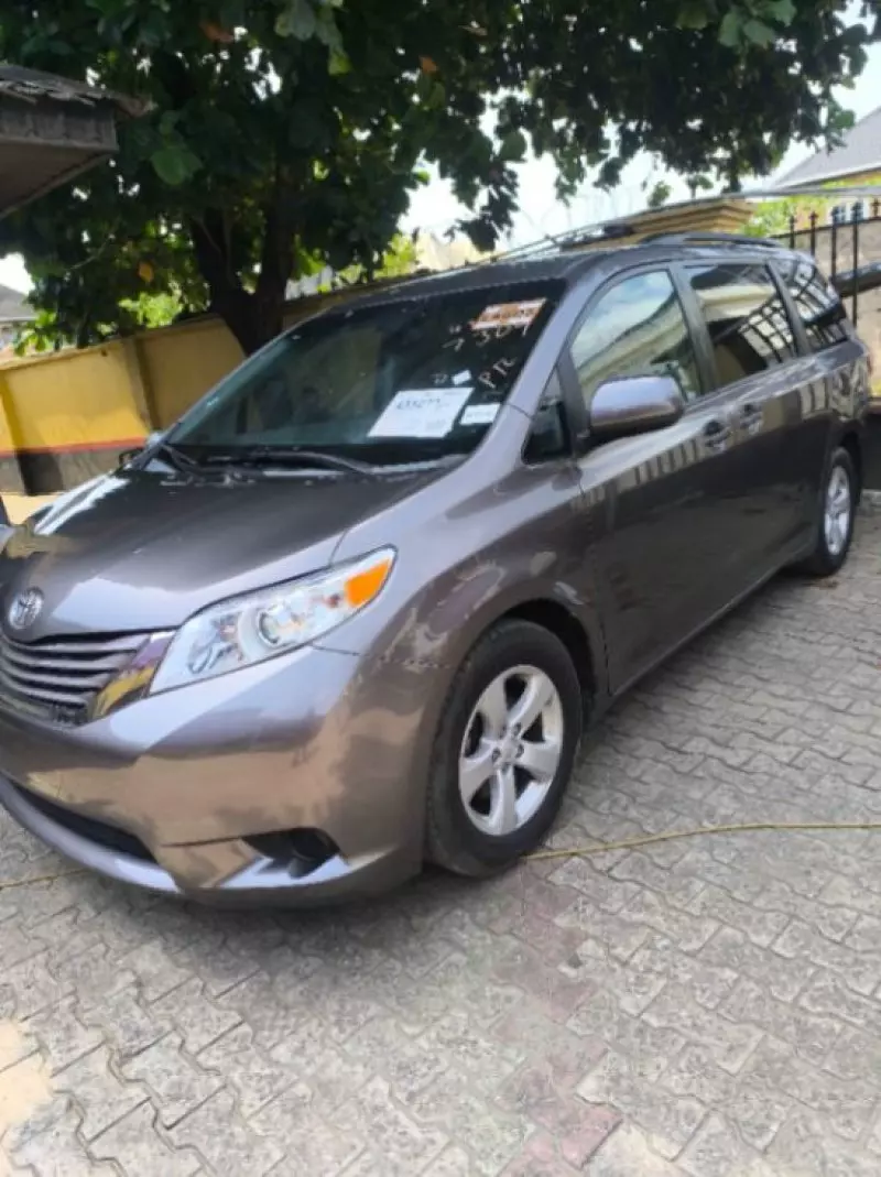 Toyota Sienna   - 2016