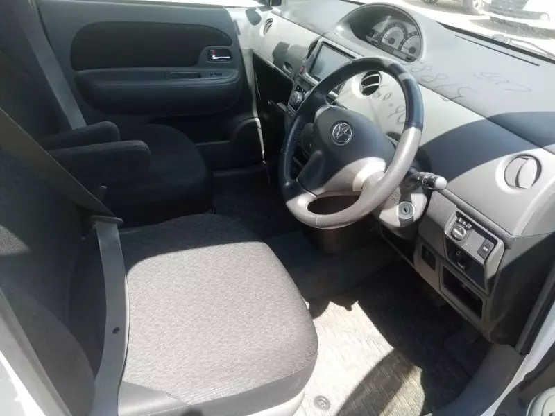 Toyota Sienta   - 2012