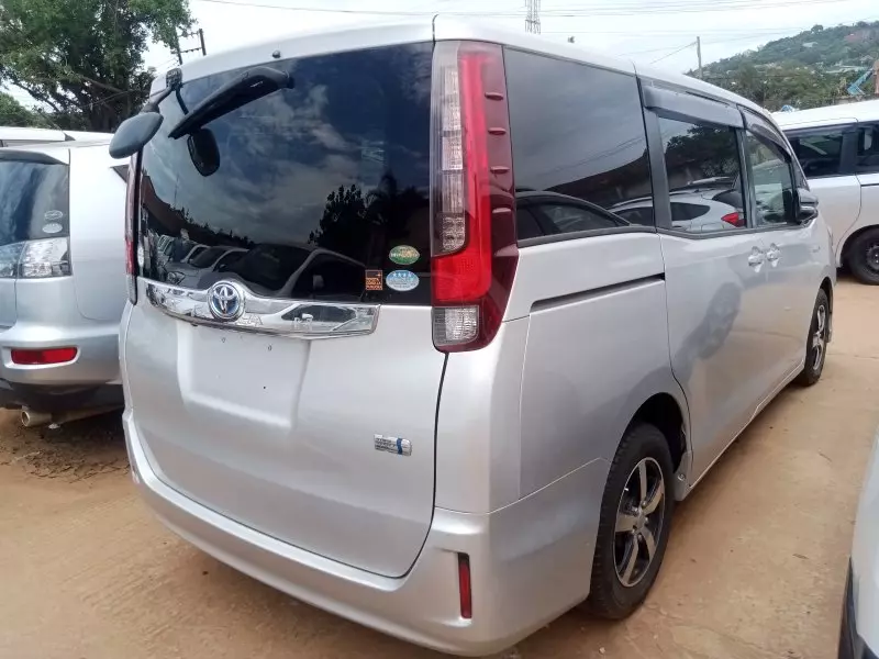 Toyota Noah Hybrid   - 2015