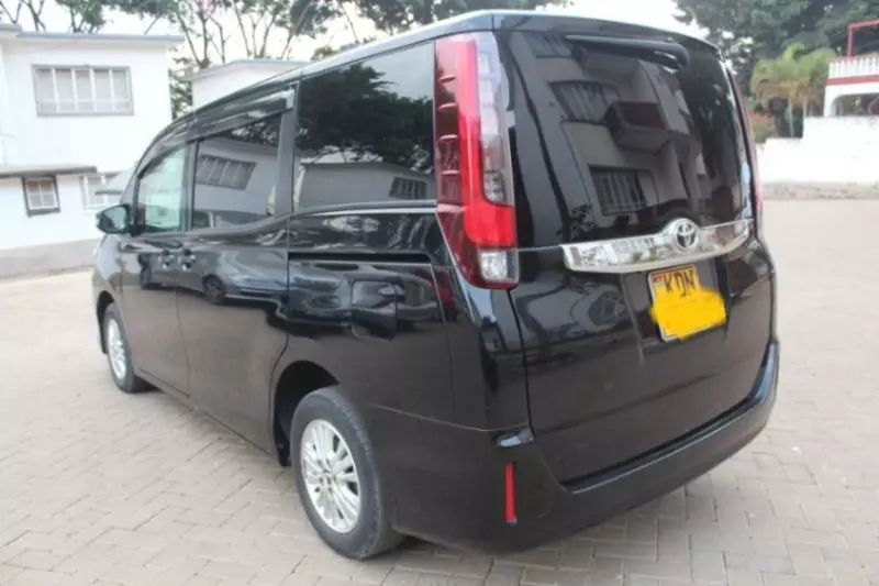Toyota Noah   - 2016