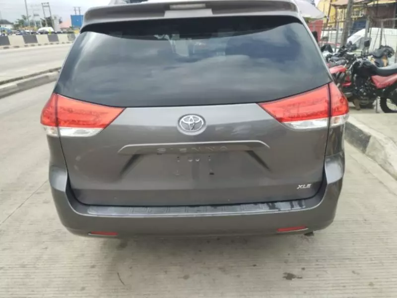 TOYOTA Sienna   - 2011