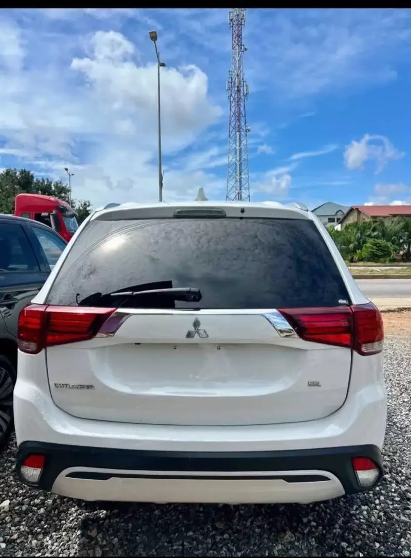 Mitsubishi OUTLANDER   - 2020