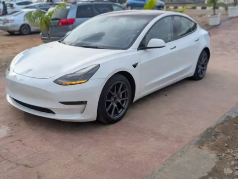 Tesla Model 3   - 2022