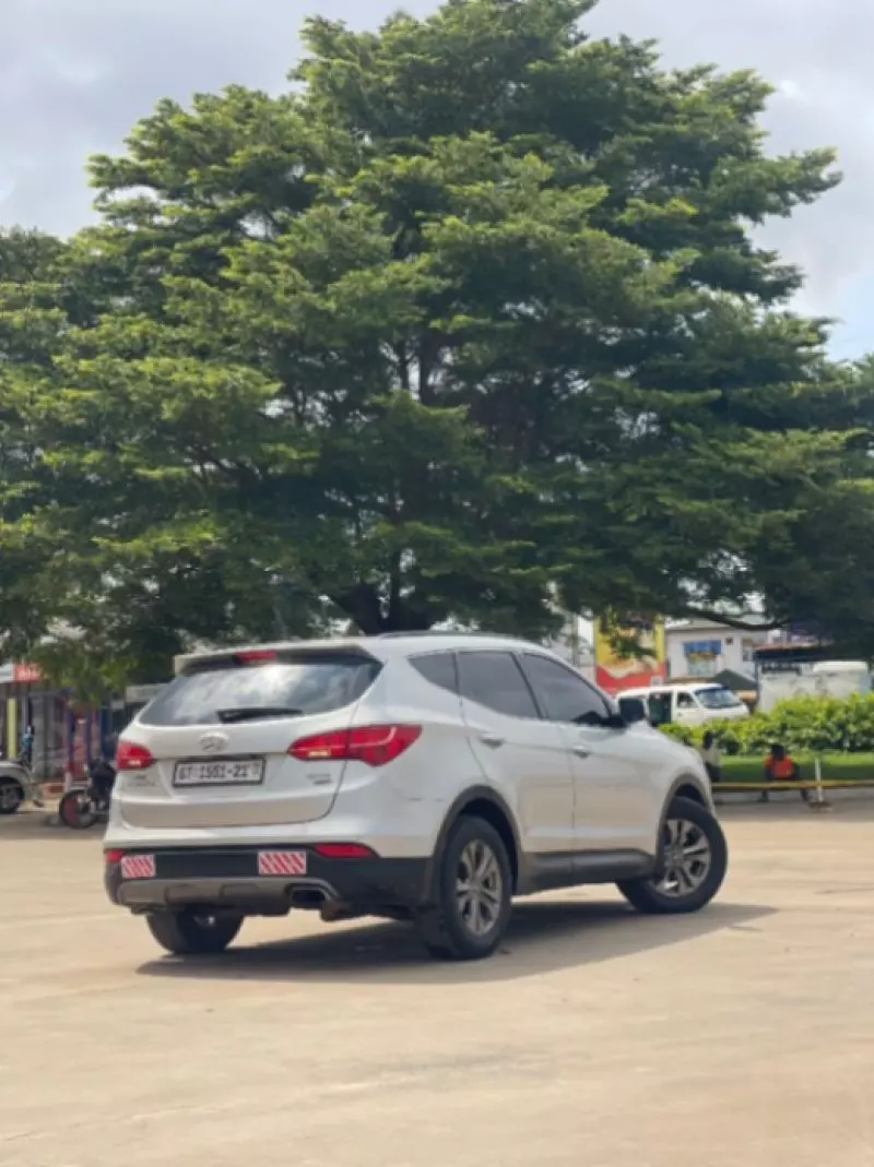 Hyundai Santa Fe   - 2015