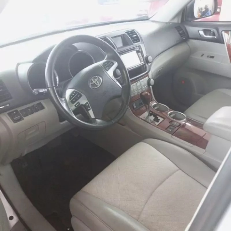 Toyota Highlander   - 2013