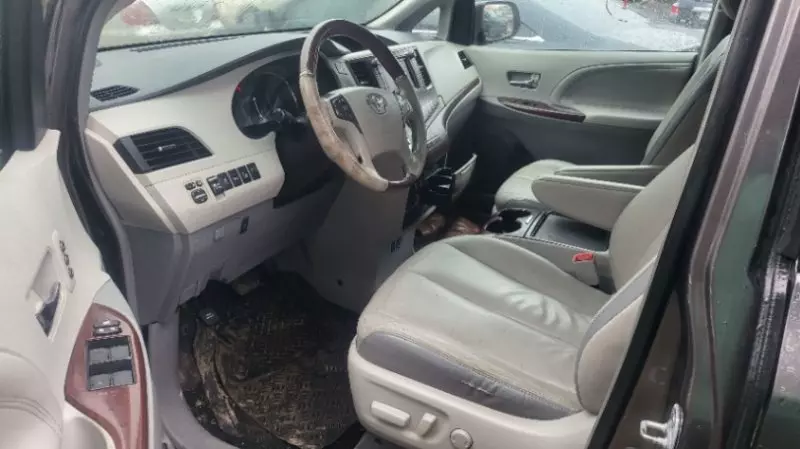 TOYOTA Sienna   - 2013
