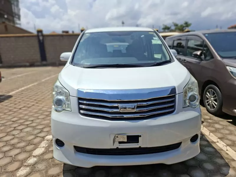 Toyota Noah   - 2013