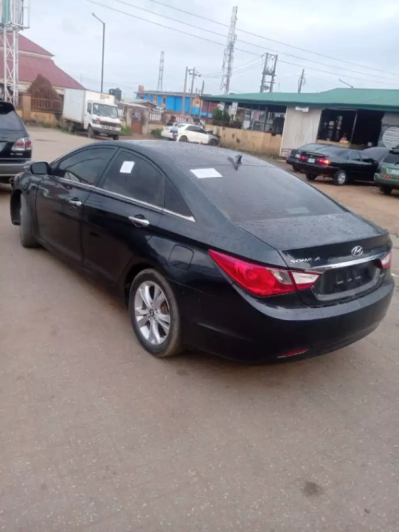Hyundai Sonata   - 2010