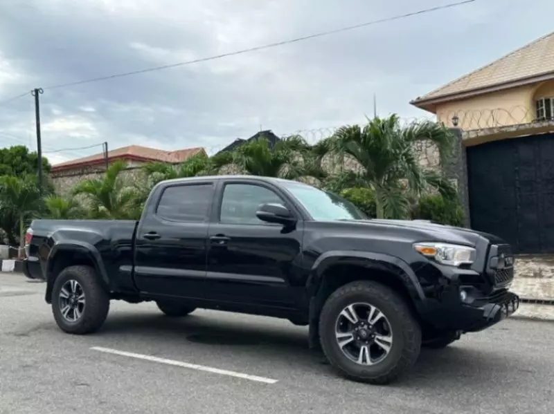 Toyota Tacoma   - 2017