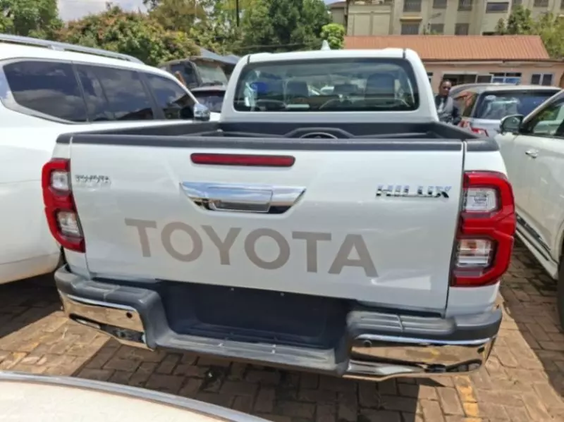 TOYOTA Hilux - 2025