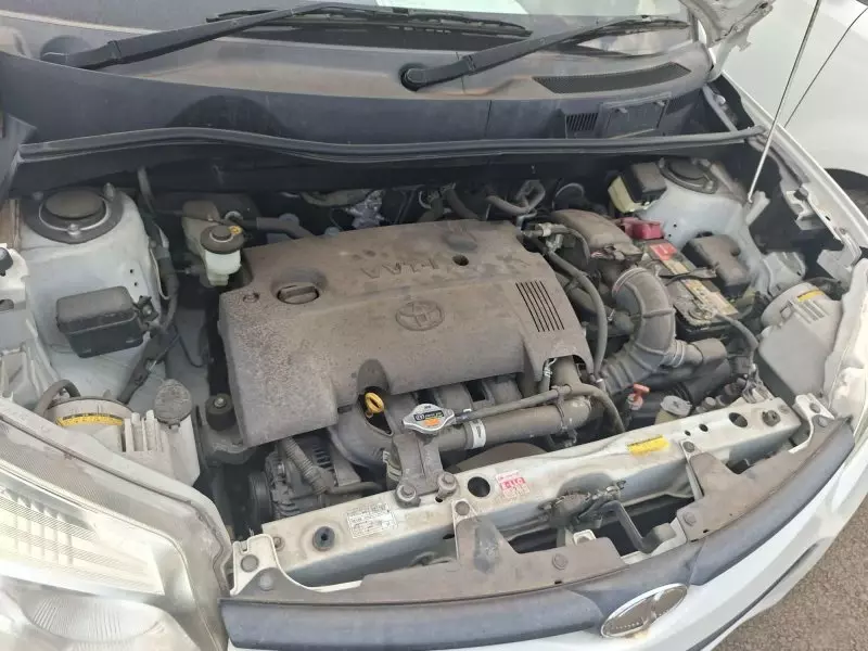 Toyota Sienta - 2012