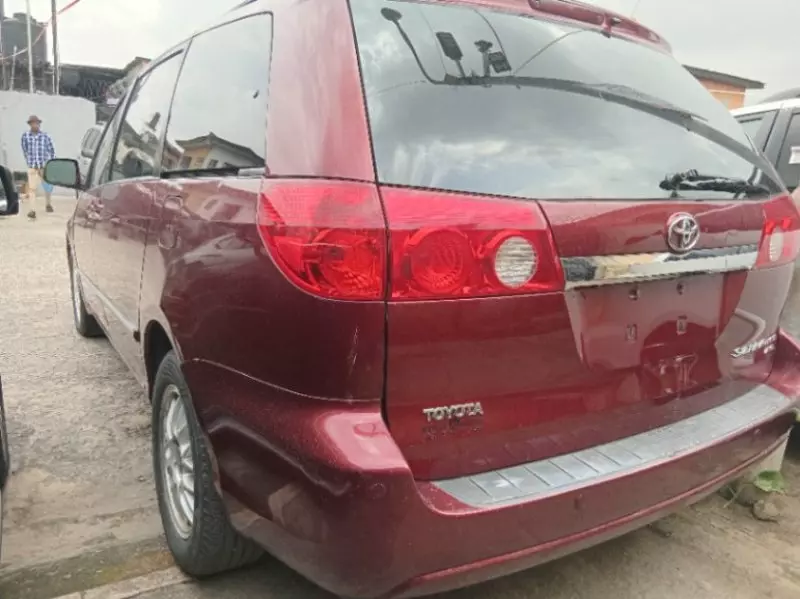 Toyota Sienna   - 2009
