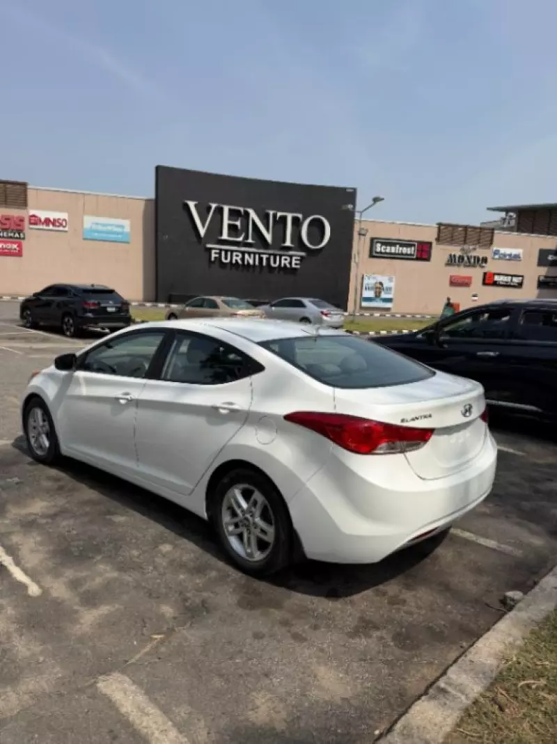 Hyundai Elantra   - 2013